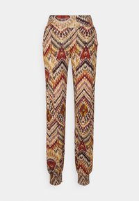 Spodnie w wielokolorowy wzór z zygzakowatym motywem w ciepłych odcieniach czerwieni, brązu i złota, z elastycznymi mankietami i pasem.