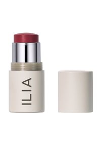 De ILIA blush stick heeft een romige, zachte textuur met een ronde, diepe rozenkop en een matte ivoorkleurige cilinderbasis met branding in een strakke lettertype.
