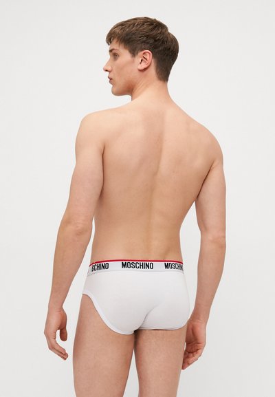 Fehér pamut alsónadrág fekete és piros Moschino márkázott derékkal, szoros szabás, sima textúrával, hátulról nézve.