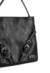 Borsa in ecopelle nera con design strutturato, dettagli in metallo argentato e due manici regolabili. Presenta un'etichetta con logo del marchio.