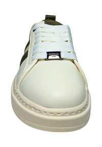 Weißer Sneaker mit glattem Lederobermaterial, breiten flachen Schnürsenkeln und einer Gummisohle. Verfügt über grüne Akzente an der Seite und goldene Markenkennzeichnung auf der Zunge.