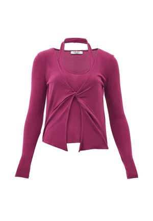 Top de manga larga recortado en color burdeos. Presenta un diseño con un nudo frontal y un escote abierto. Fabricado con una tela suave y elástica.