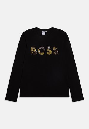 T-shirt noir à manches longues avec le logo "BOSS" dans un design texturé présentant un mélange de couleurs, y compris le jaune, le marron et le blanc.