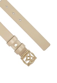 Cinturón de cuero beige con una hebilla cuadrada en tono dorado que presenta un diseño de recorte circular. Textura suave con agujeros de ajuste espaciados de manera uniforme.