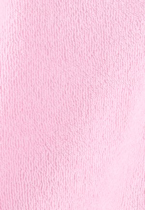 Lichtroze badstof met een zachte textuur, met een consistent, lusvormig patroon. Geschikt voor handdoeken of badjassen.