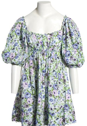Robe fleurie avec manches courtes bouffantes, encolure carrée, taille empire ajustée et jupe ample dans des tons bleus, violets et verts sur fond blanc.