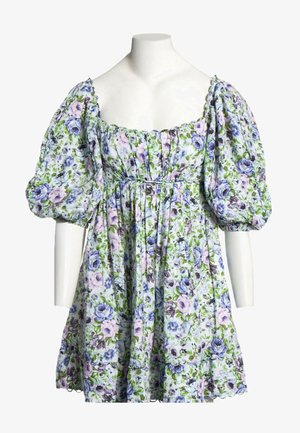 Vestido floral con mangas cortas abullonadas, escote cuadrado, cintura imperio ajustada y falda suelta en tonos azules, morados y verdes sobre fondo blanco.