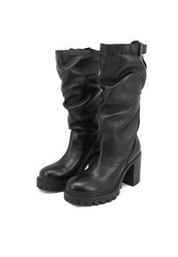 Stivali neri in pelle fino al ginocchio con un design morbido, tacco largo spesso e suole in gomma testurizzata. Presentano una cinghia alla caviglia con una fibbia argentata.