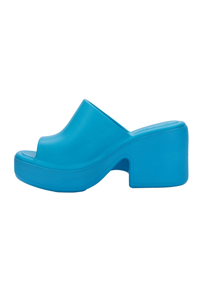 Sabots en caoutchouc bleu à talons bloc ouverts et surface lisse. Présente un design légèrement courbé et une semelle extérieure texturée pour une meilleure adhérence.