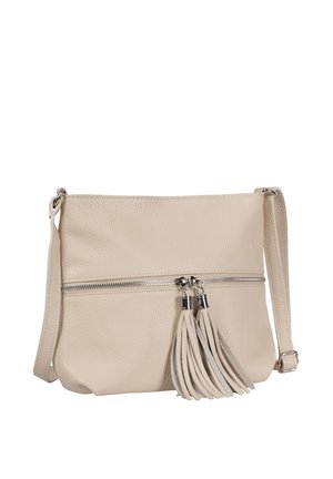 Beige Leder-Umhängetasche mit verstellbarem Riemen, horizontaler Reißverschlusstasche und zwei Quasten-Reißverschlussanhängern auf der Vorderseite.