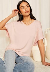 Friends Like These V NECK PETITE - Basic póló - pink
