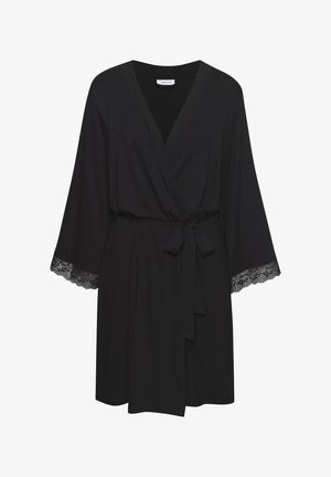Robe noire de style kimono avec des manches longues, des bordures en dentelle aux poignets et une ceinture en tissu assortie. Fabriquée en matière douce et lisse.