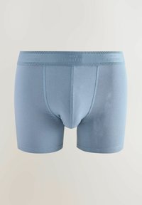 Jasnoniebieskie męskie bokserki wykonane z miękkiej tkaniny. Posiadają jednolity design, elastyczny pas z wytłoczonym logo oraz wsparcie w kiesonce.
