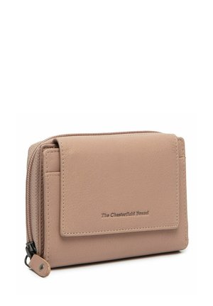 Cartera compacta de piel beige con solapa frontal y bolsillo con cremallera, con el logotipo de "The Chesterfield Brand" en relieve.