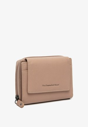 Cartera compacta de piel beige con solapa frontal y bolsillo con cremallera, con el logotipo de "The Chesterfield Brand" en relieve.