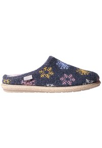 Mössa i navy med färgglada broderade snöflingemönster. Har en sula av jute och en mjuk, texturerad ovandel för komfort.