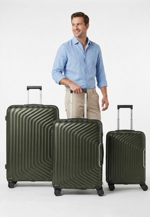 Redolz, ESSENTIALS 01 4 ROLLEN KOFFERSET 3-TEILIG MIT DEHNFALTE UNISEX - Juego de maletas - olive metallic