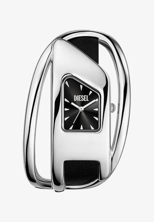 Orologio argentato con quadrante rettangolare nero, marcatori delle ore bianchi e cinturino in pelle, caratterizzato da un casing metallico scultoreo.