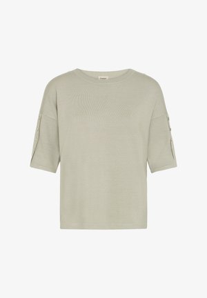 Top tricotat verde deschis cu mâneci scurte, croială lejeră, guler rotund și detalii cu nasturi pe mâneci. Textură moale și fină.