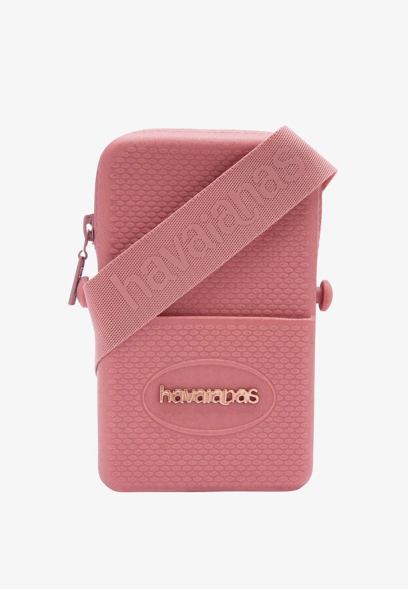 Sac bandoulière rose texturé avec logo "havaianas" embossé et large sangle assortie également ornée du logo "havaianas".