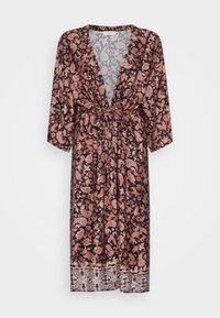 Drukowana kimono-marynarka z ciemnego materiału, zdobiona wzorem paisley w odcieniach miedzi, z elastycznym pasem i rękawami o długości trzech ćwiartek.