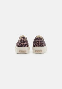 Scarpe slip-on in tela con stampa leopardata e suole in gomma crema. La vista posteriore mostra il dettaglio del logo sul tallone e inserti laterali elastici per una vestibilità ottimale.
