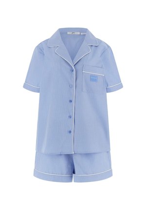 Set di pigiama a righe blu e bianche con maniche corte, chiusura a bottoni e tasca con patch del logo; include pantaloni corti abbinati con risvolti.
