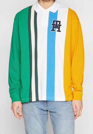 Polo à manches longues avec des rayures verticales vertes, blanches, bleues et jaunes. Comprend un logo brodé sur la poitrine et un col.