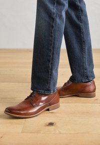 bugatti Pantofi eleganți cu șireturi - cognac