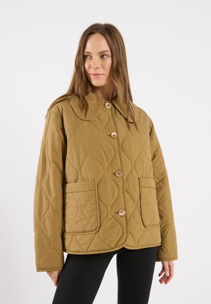 Veste matelassée en vert olive avec un grand col, des boutons en bois, deux poches avant et une coupe décontractée. Texture lisse avec un motif en relief.