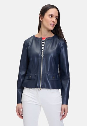 Veste en cuir bleu marine avec un col rond, fermeture zippée, deux poches avant et une coupe courte. Texture lisse avec une silhouette ajustée.