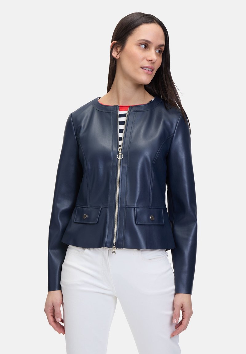 Marineblaue Lederjacke mit Rundhalsausschnitt, Reißverschluss, zwei Fronttaschen und kurzem Design. Glatte Textur mit taillierter Silhouette.