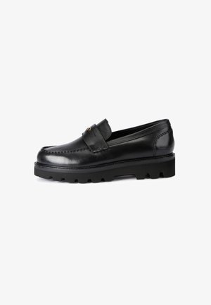 Mocassin en cuir noir avec un bout rond, une sangle décorative et une semelle en caoutchouc épaisse avec un motif texturé. Design élégant et minimaliste.