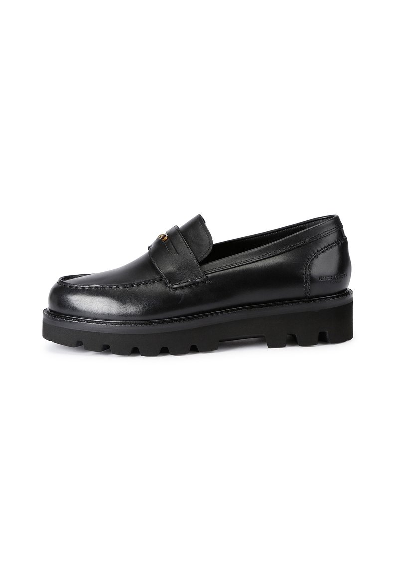 Czarne skórzane loafersy z okrągłym noskiem, ozdobnym paskiem i grubą gumową podeszwą z teksturowanym wzorem. Smukły i minimalistyczny design.