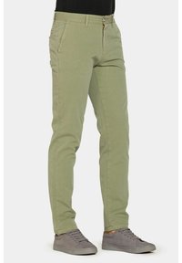 Chinos verde chiaro con una vestibilità slim, dotati di chiusura con zip e bottone, tasche frontali e tessuto testurizzato. Abbinati a sneakers grigie.