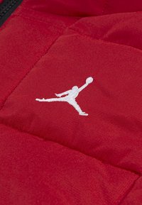 Jordan ESSENTIAL PUFFER UNISEX - Ziemas jaka - gym red