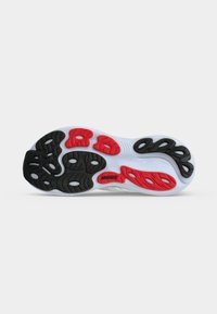 Suola di scarpa con motivi in gomma nera e rossa su base bianca, con il logo Brooks al centro.