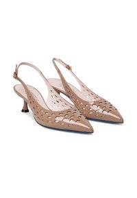 Tacchi slingback in pelle verniciata beige con punta affilata, dettagli forati e tacco kitten di 5 cm. Presentano una fibbia dorata e una suola blu in contrasto.