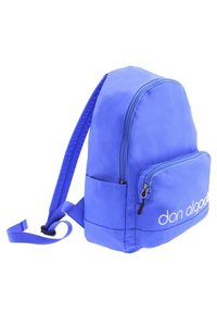 Mochila de nylon azul con forma redondeada, bolsillo frontal con cremallera y correas ajustables. Presenta un logotipo en blanco en el panel frontal.