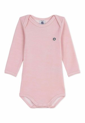 Roze babybody met lange mouwen, envelophals, drukknoopsluiting onderaan en een klein rond logo op de borst.