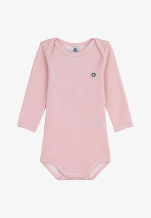 Roze babybody met lange mouwen, envelophals, drukknoopsluiting onderaan en een klein rond logo op de borst.