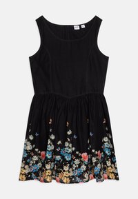 Vestido preto com corpete justo e saia fluida. Bordado floral em azul, rosa, amarelo e branco ao longo da barra. Textura suave.