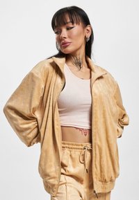 Karl Kani CHEST SIGNATURE MONOGRAM VELVET - Sportinė striukė - sand