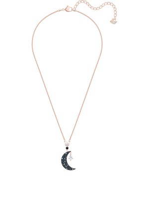 Naszyjnik z różowego złota z łańcuszkiem i wisiorkiem w kształcie półksiężyca ozdobionym niebieskimi kryształami oraz małym wiszącym motylkiem.