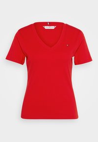 Röd kortärmad V-ringad T-shirt med en liten Tommy Hilfiger-logotyp på bröstet och etikett på insidan av kragen.