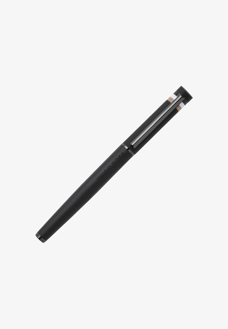 Stylo plume noir Hugo Boss avec clip argenté et logo embossé sur le corps, sur fond blanc.