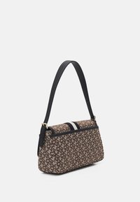 Brązowa torebka z monogramem o wyraźnej, ukształtowanej formie, z czarnym paskiem na ramię i podwójnym paskiem ozdobnym na górze. Materiał z teksturowanej tkaniny.