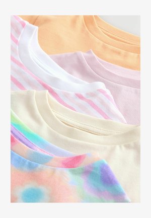 Cinco camisetas dispuestas en fila, con colores variados: melocotón, blanco con rayas rosas, rosa claro, crema y un patrón floral pastel multicolor.