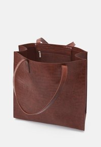 Borsa tote marrone in pelle con motivo a coccodrillo, due manici, logo in rilievo e tasca interna con cerniera per una conservazione sicura.