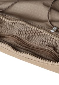 Borsa a zip beige con più scomparti, inclusa una tasca in rete e una sezione zip più piccola all'interno.